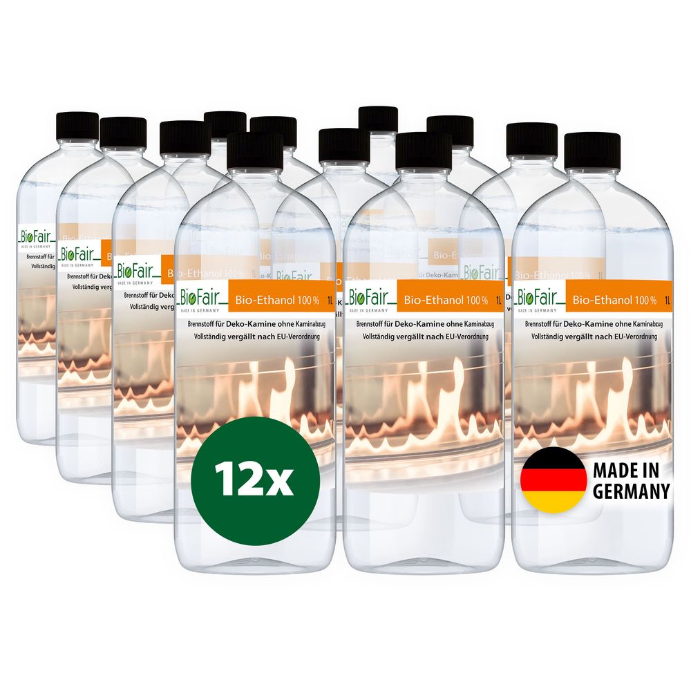 Zwölf klare Flaschen mit schwarzem Deckel etikettiert als Bio-Ethanol Made in Germany stehen nebeneinander.