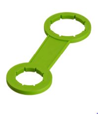 Grüner doppelter Plastikflaschenöffner mit zwei runden Enden auf weißem Hintergrund.