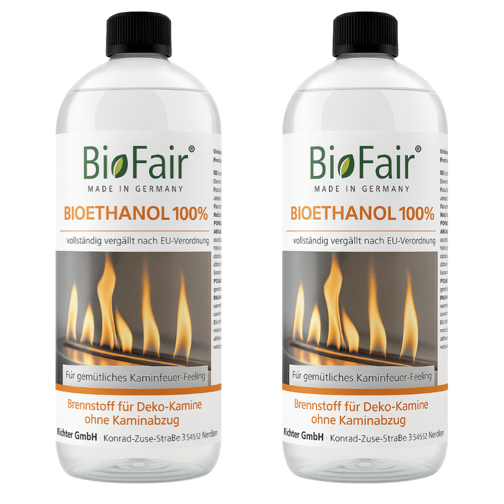 Zwei 1-Liter Flaschen Bioethanol 100 % von BioFair mit schwarzem Deckel und Flammenmotiv für Ethanolkamine.