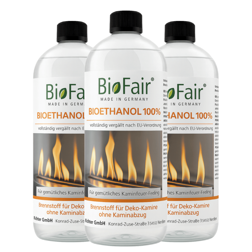 Drei 1-Liter Flaschen Bioethanol 100 % von BioFair mit schwarzem Deckel und Flammenmotiv als Brennstoff für Ethanolkamine.
