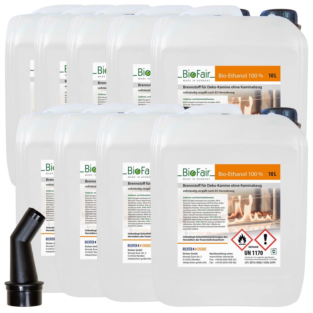 Sechs Kanister Bio-Ethanol mit Etiketten daneben ein schwarzer Ausgießer.