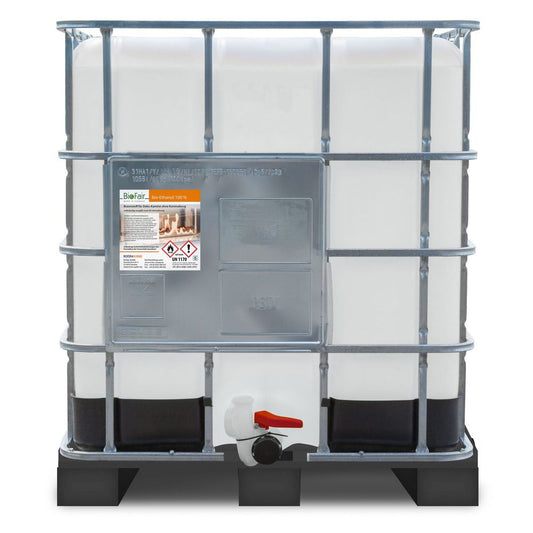 Ein weißer IBC-Container mit Metallrahmen und rotem Auslassventil auf schwarzer Basis.